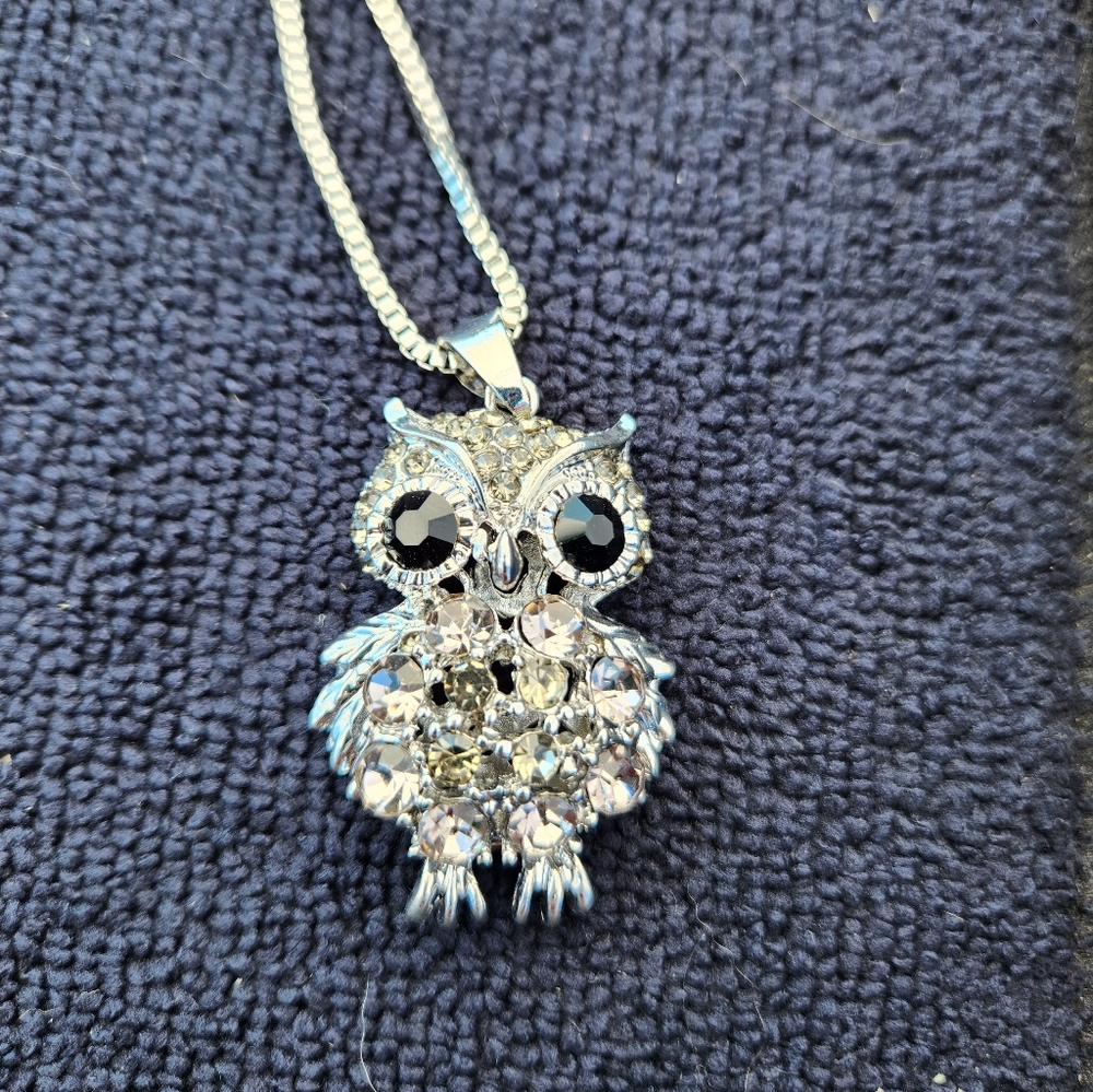 Silver Owl Rhinestone Hollow Out Necklace - Picture 2 of 4